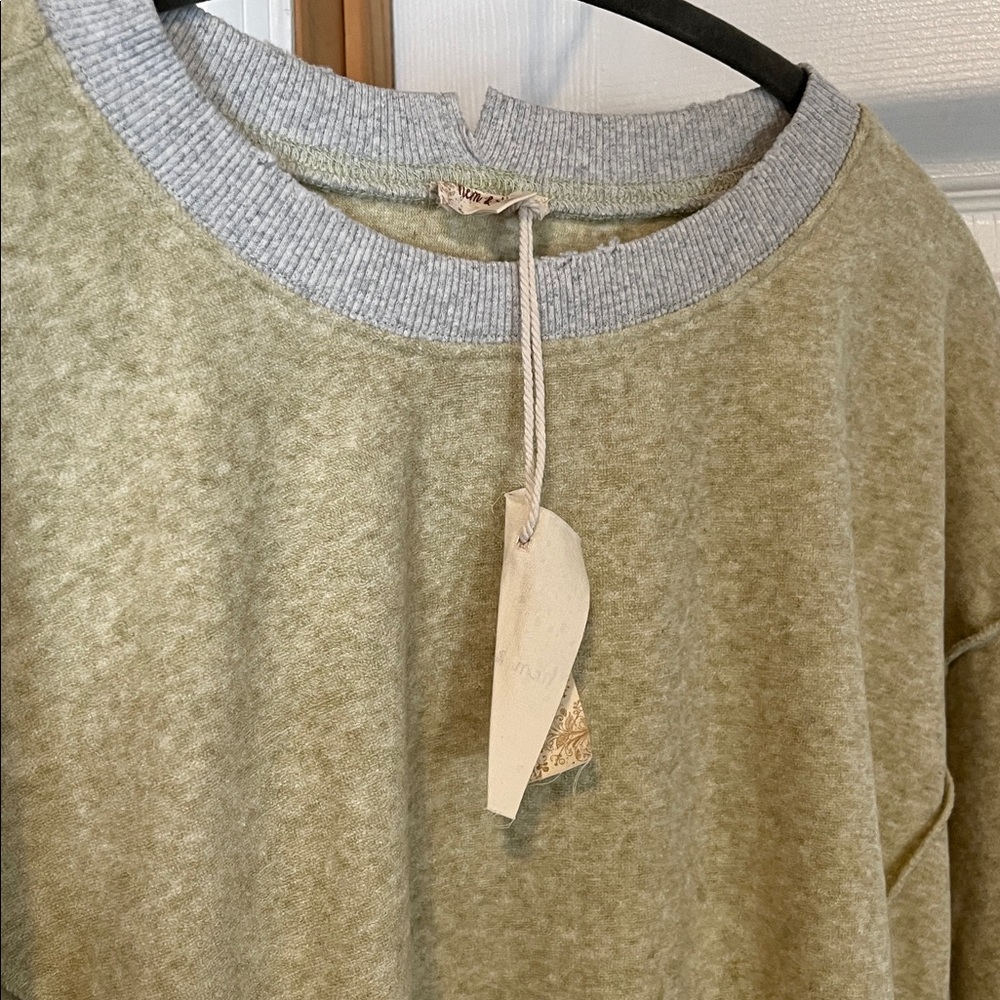 Hem & Thread pullover - Picture 2 of 4